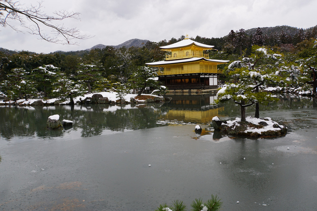 Kinkaku-ji was covered with snow