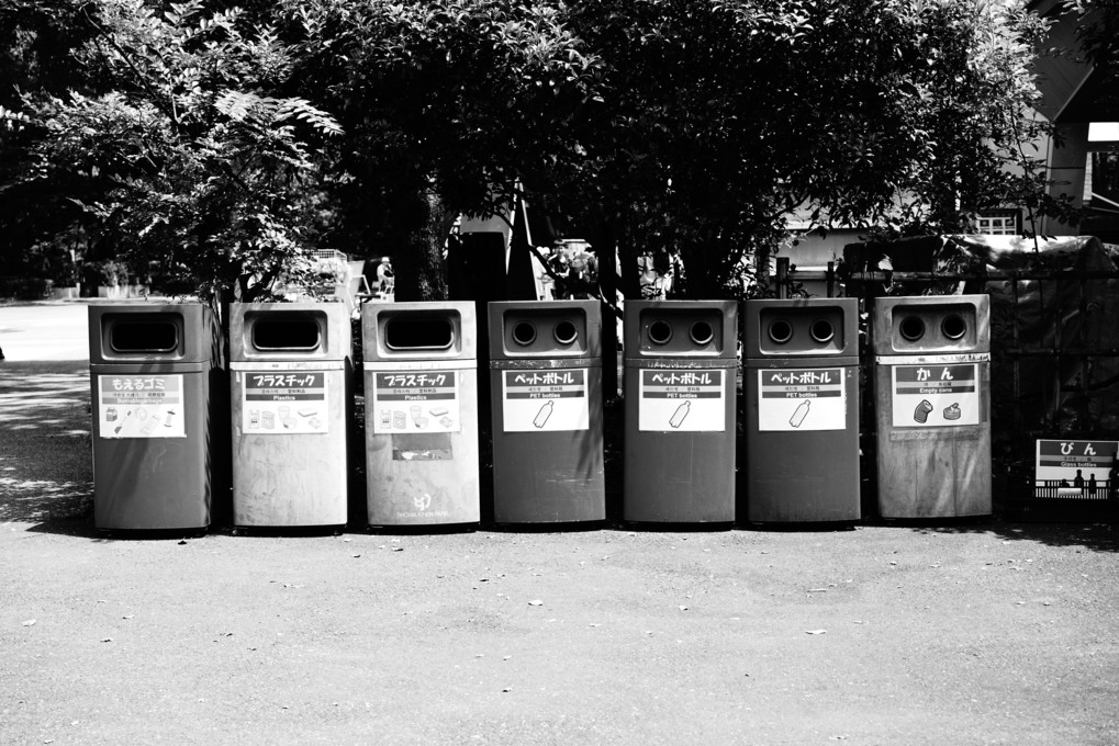 公園のゴミ箱たち