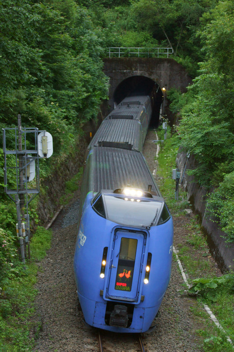 トンネルを出て、いざ！カーブへ！