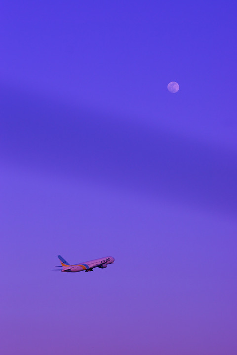 月と夜空と飛行機と