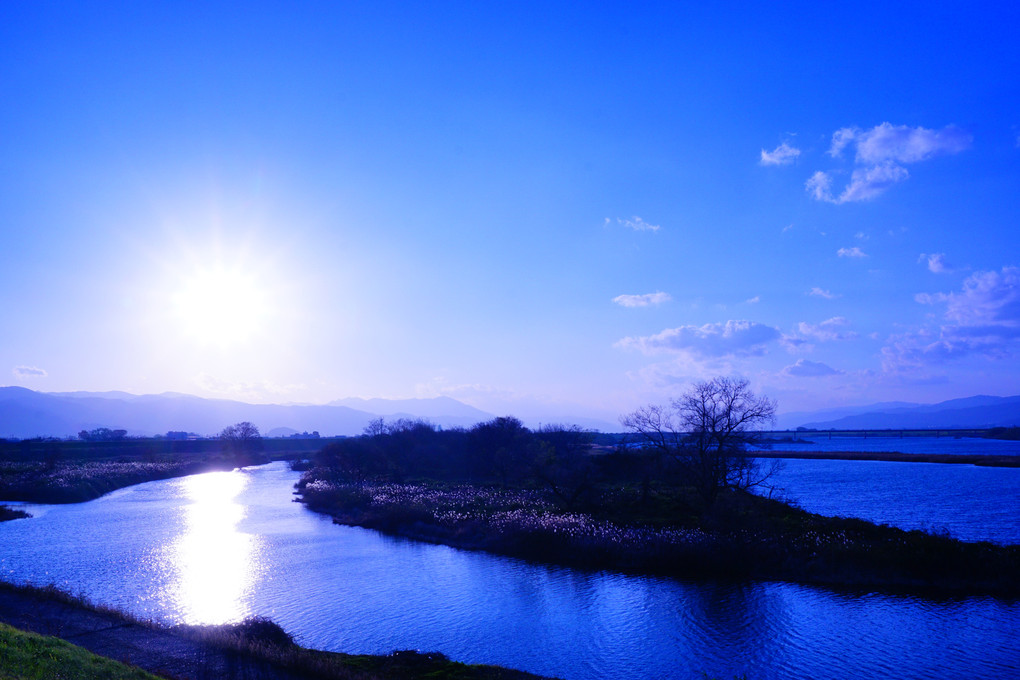 青い空と吉野川