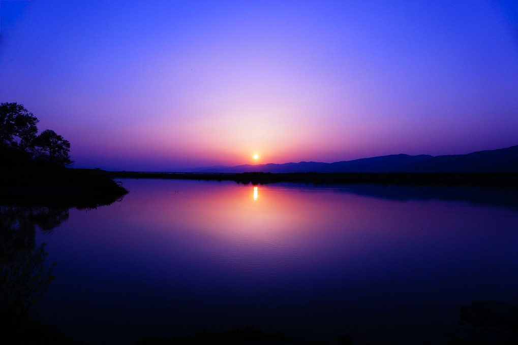 吉野川を照らす夕陽