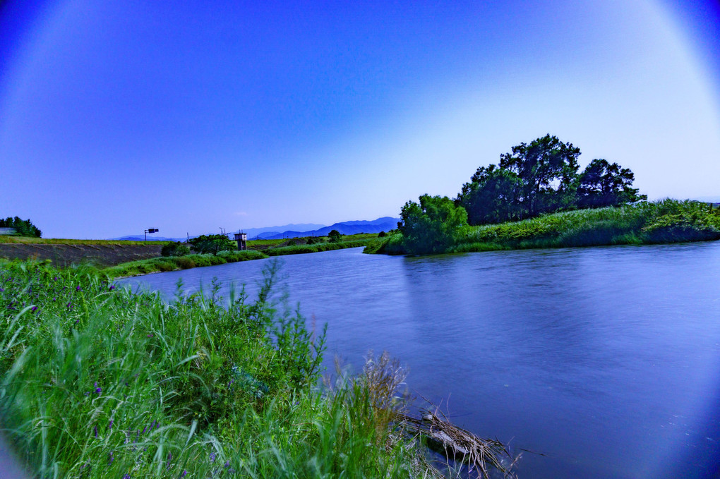 青い空と吉野川