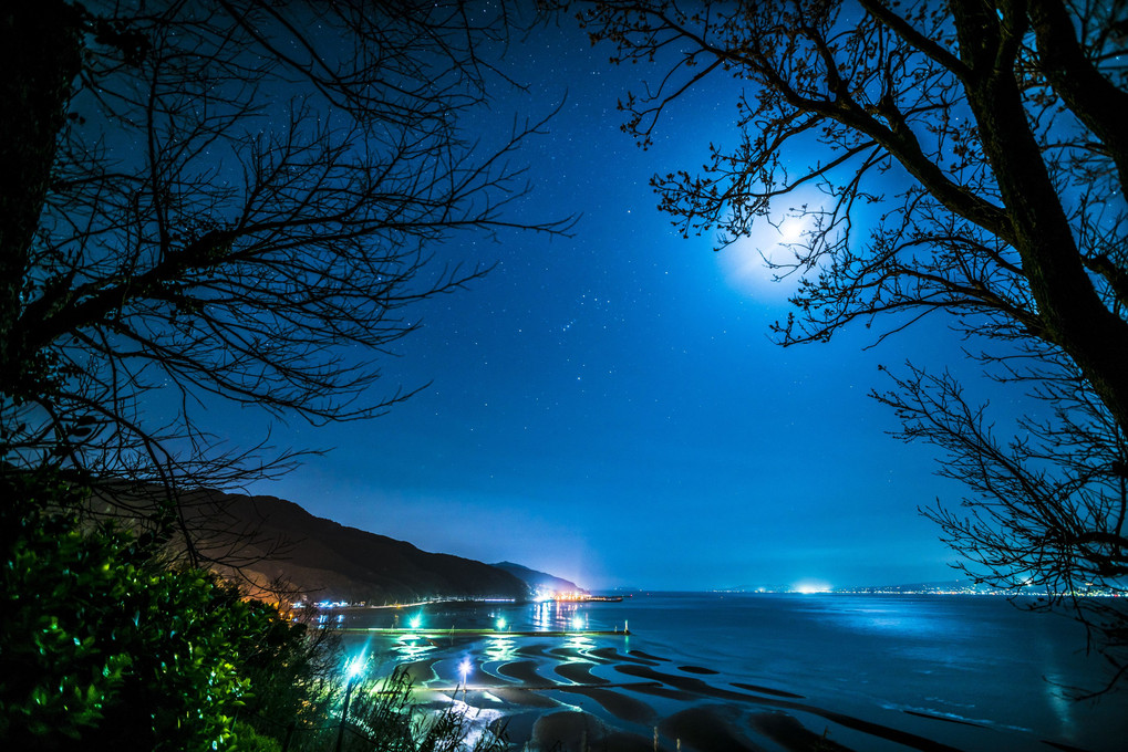 月夜の御輿来海岸