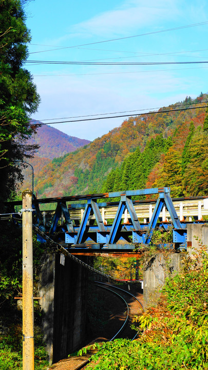秋の山間の鉄路