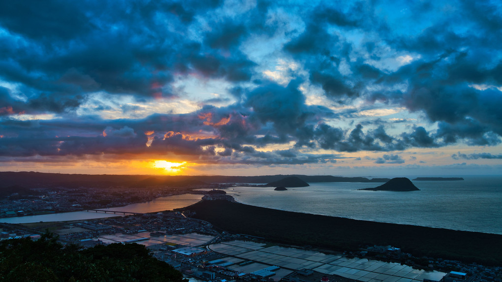 梅雨時の夕日