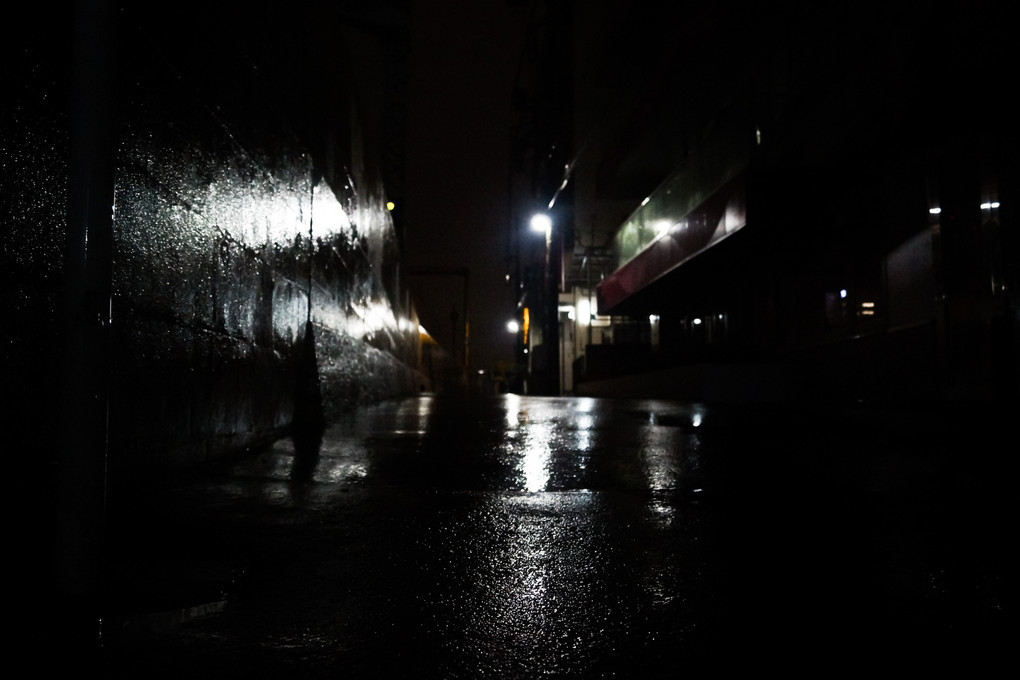 雨の夜の路地裏