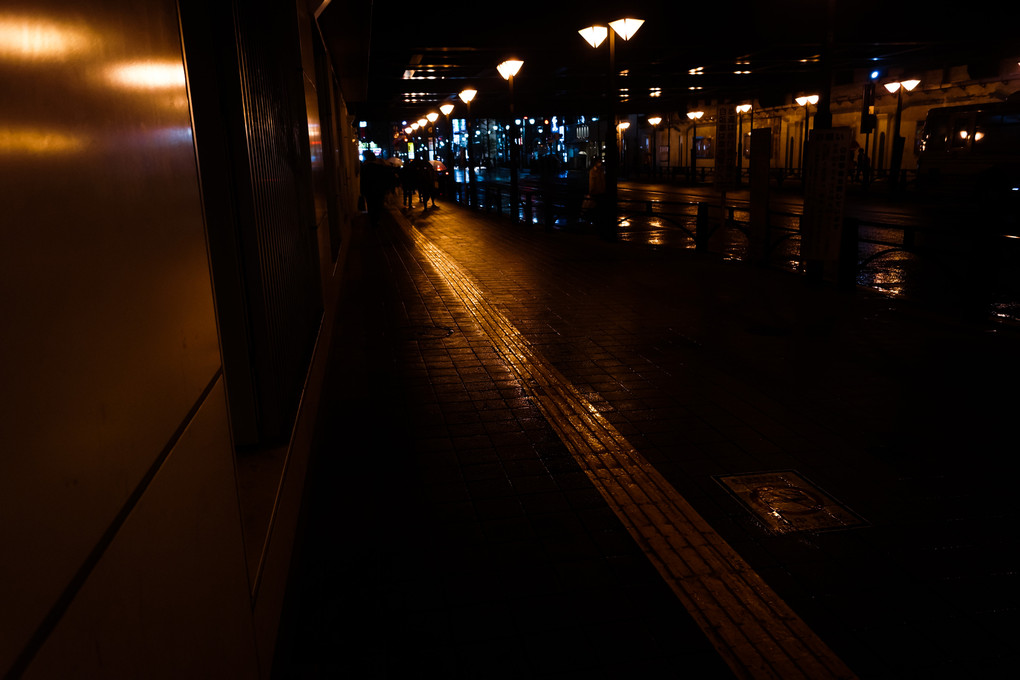 雨の夜の路地裏