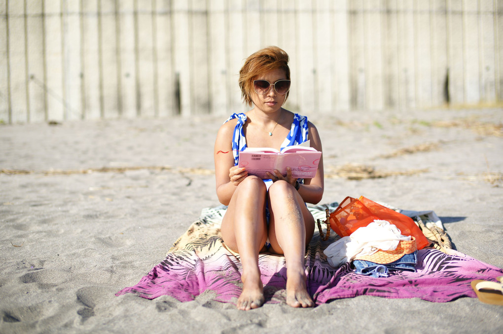 浜辺で読書