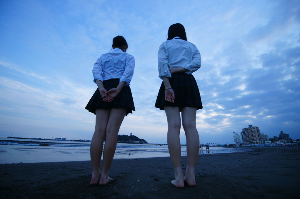 江の島を眺める女子高生