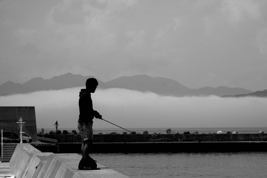 函館漁港に雲海迫る