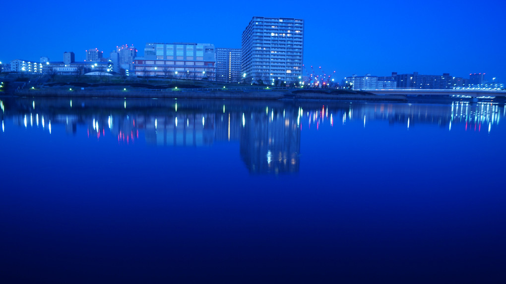夜明け前の隅田川
