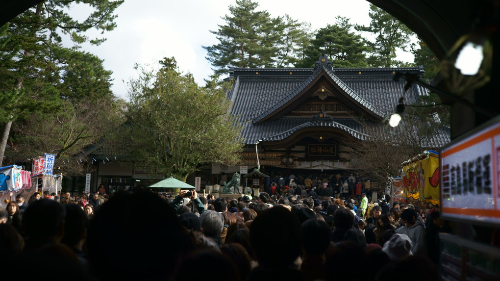 初詣の賑わい ～尾山神社～