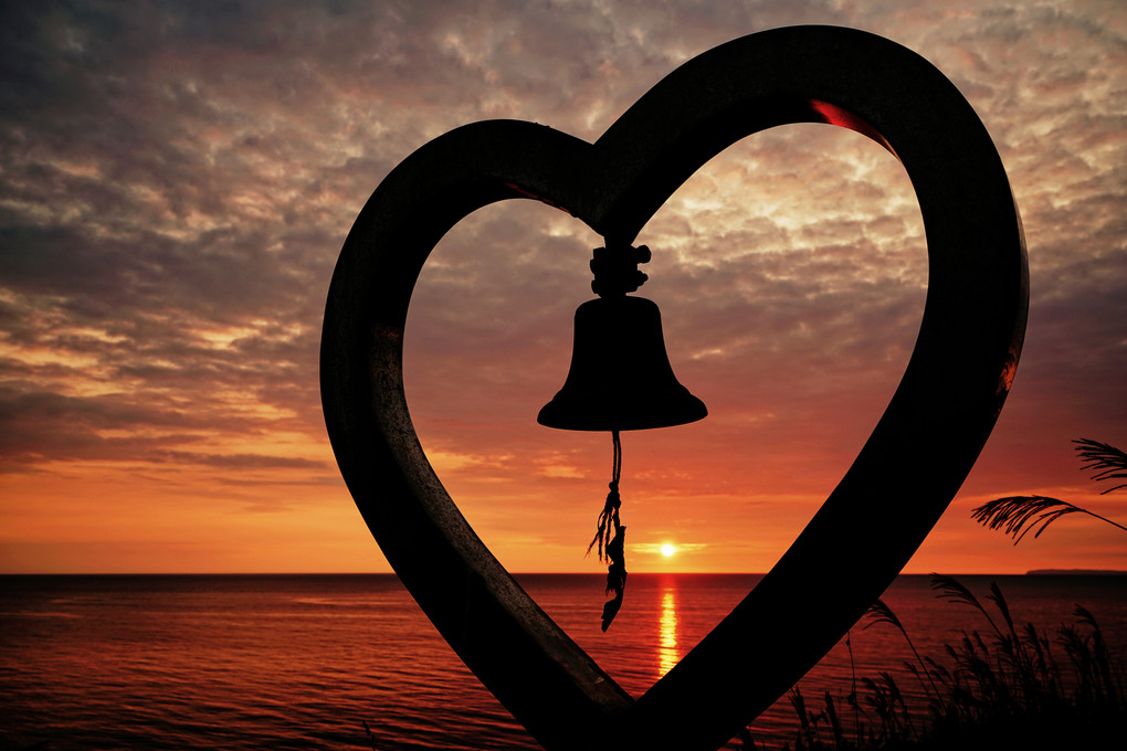 苫前の夕景と夫婦愛の鐘