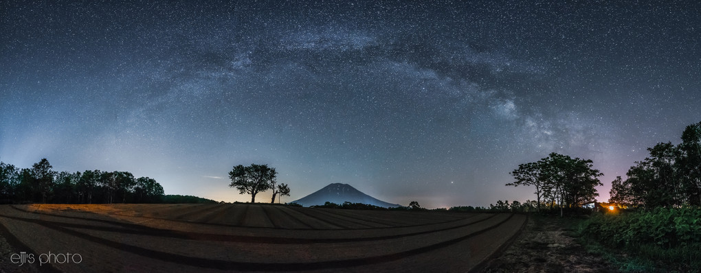 蝦夷富士に架かる天の川銀河