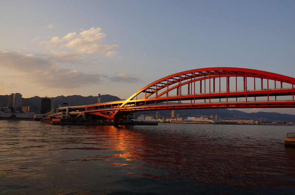 夕陽に照らされた橋