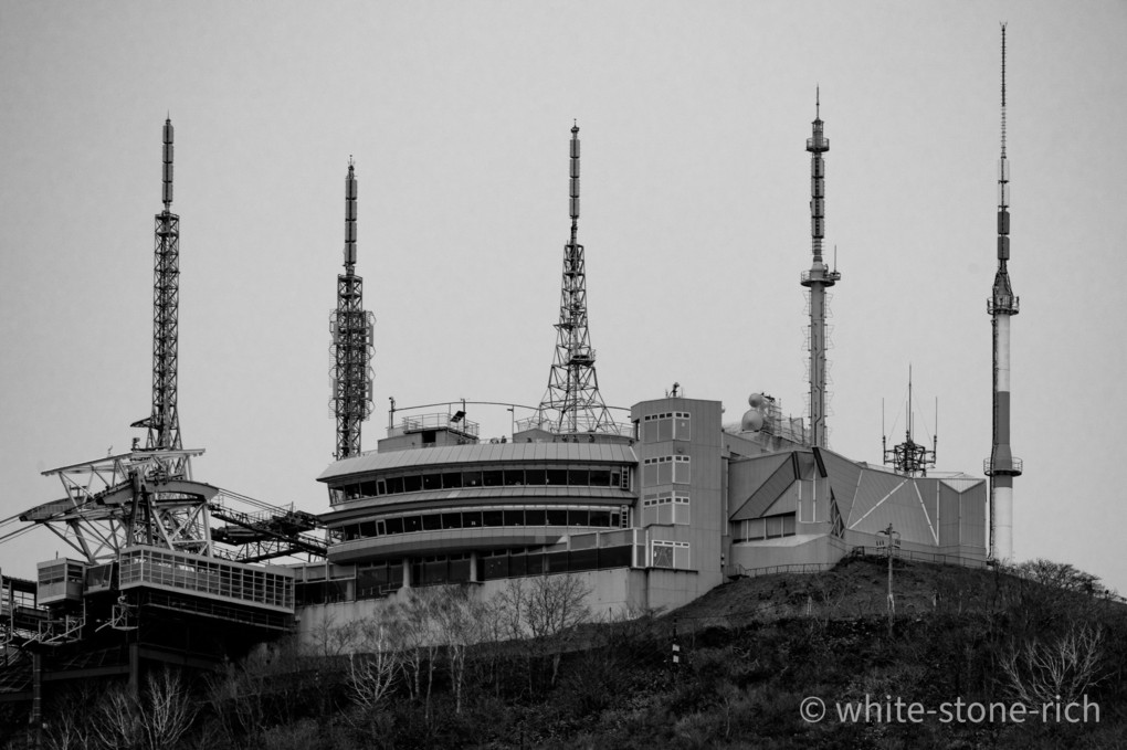 麓から撮影すると要塞感高めになる函館山展望台