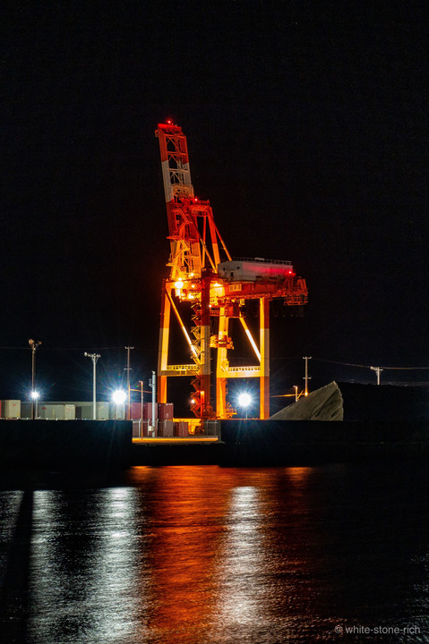 夜の釜石港ガントリークレーン
