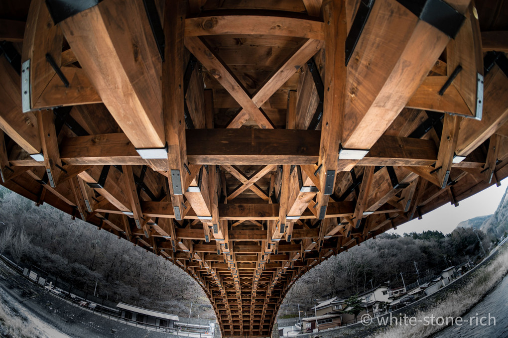 奈良井宿　木造アーチ橋を下から眺む