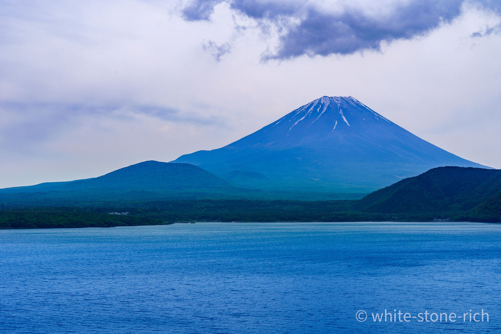 本栖湖から見た日本一の山