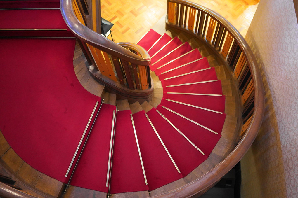 洋館の…螺旋階段
