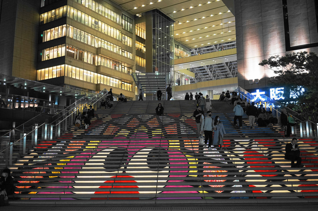 大阪駅の大階段…夜と昼、そして