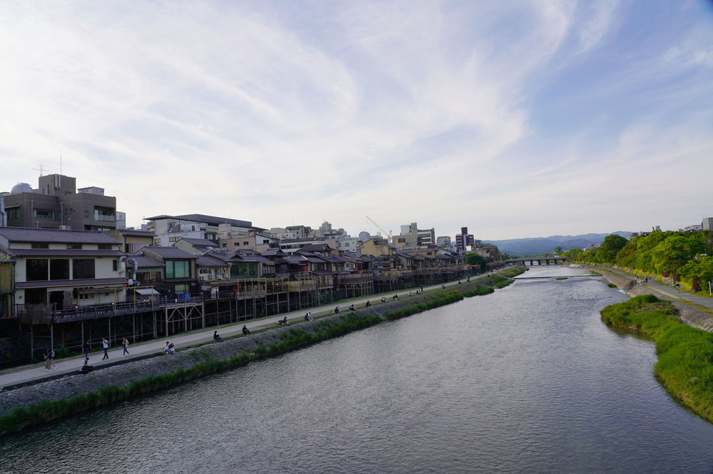 京都･鴨川夕景…床の季節