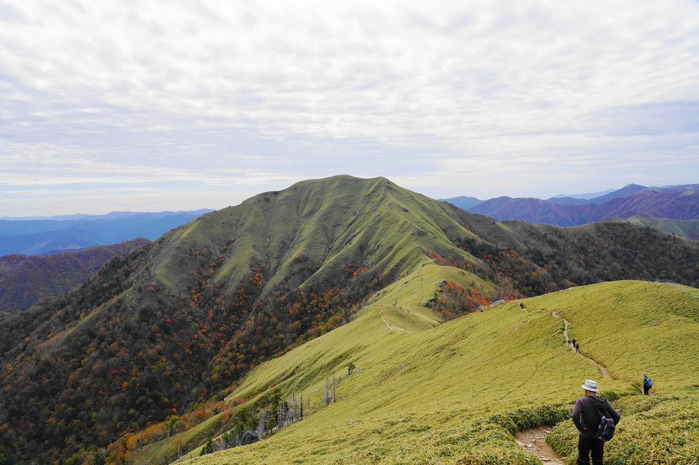 秋の山道…稜線を行く