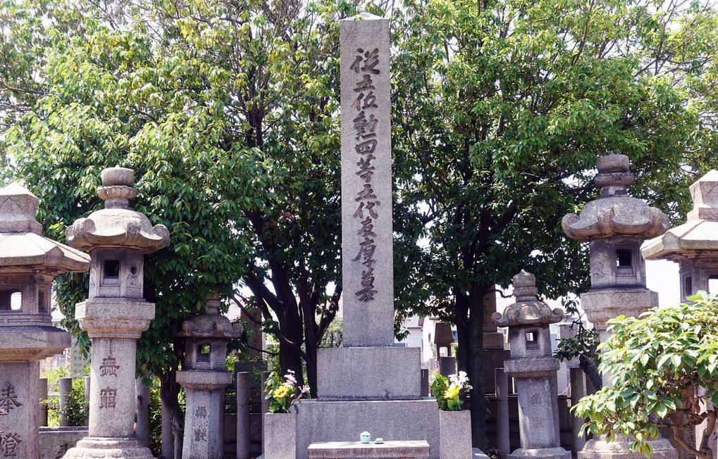 五代友厚さんのお墓です。