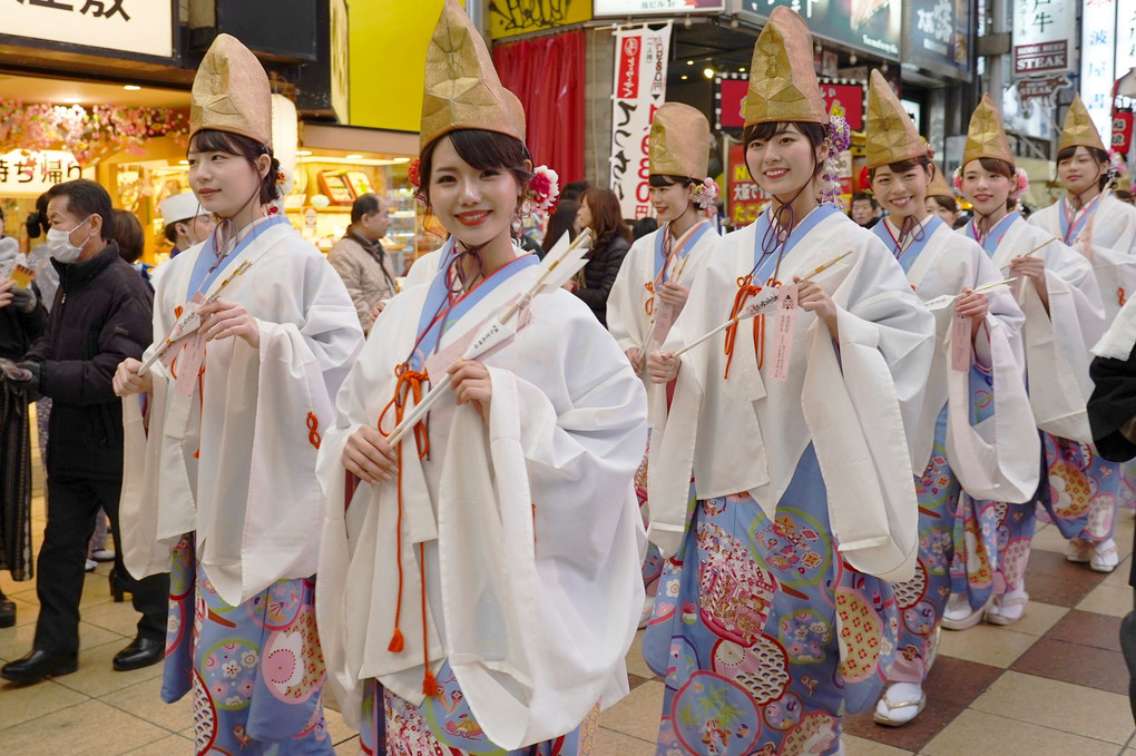大阪・今宮戎神社の宝恵籠行列です