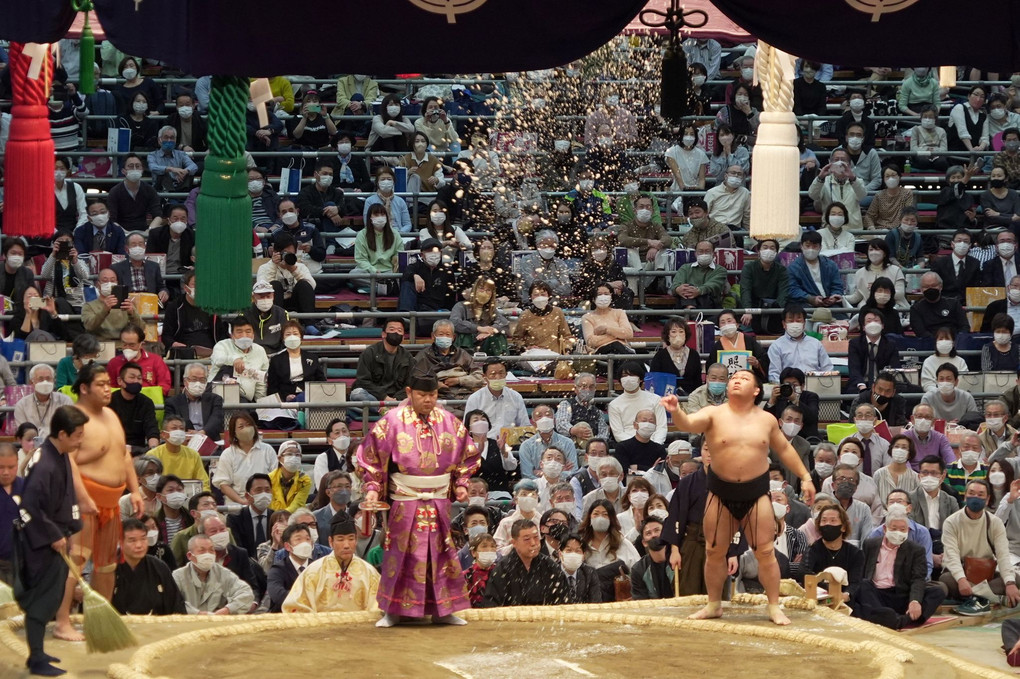 大相撲春場所を観戦(2)…照強の仕切り前の「塩まき」