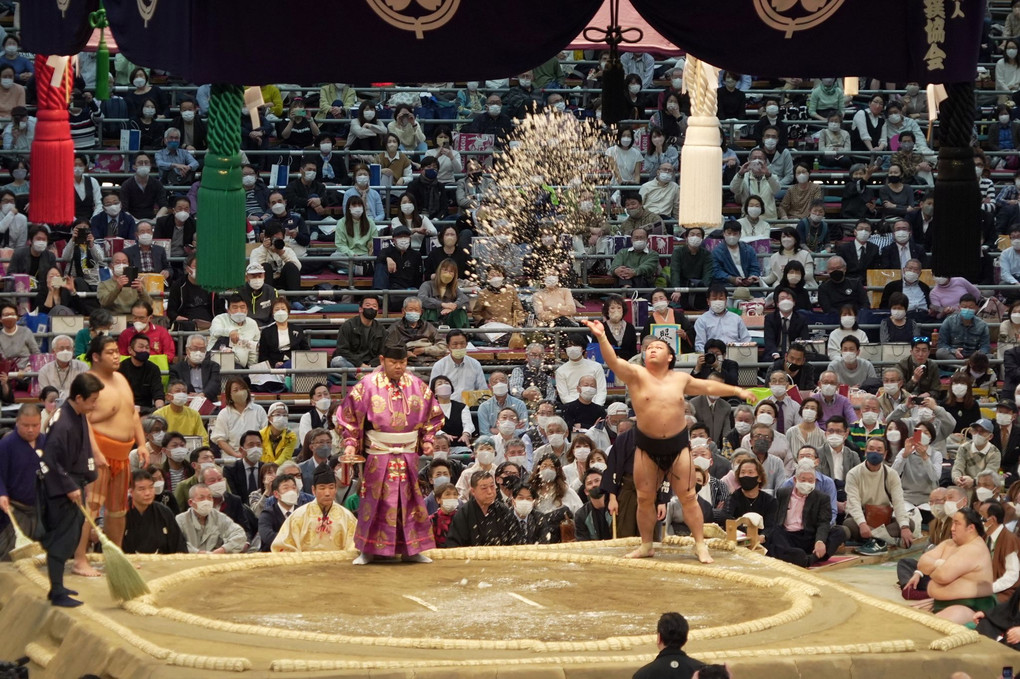 大相撲春場所を観戦(2)…照強の仕切り前の「塩まき」