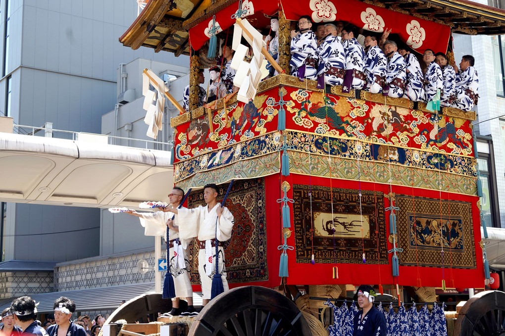 祇園祭前祭の山鉾巡行です。
