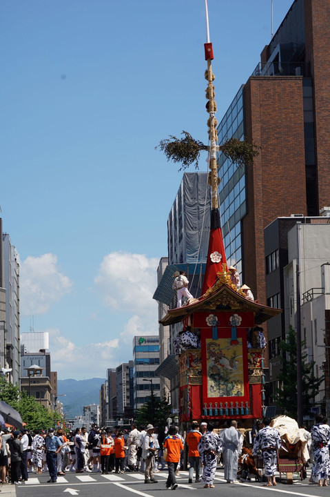 祇園祭前祭の山鉾巡行です。