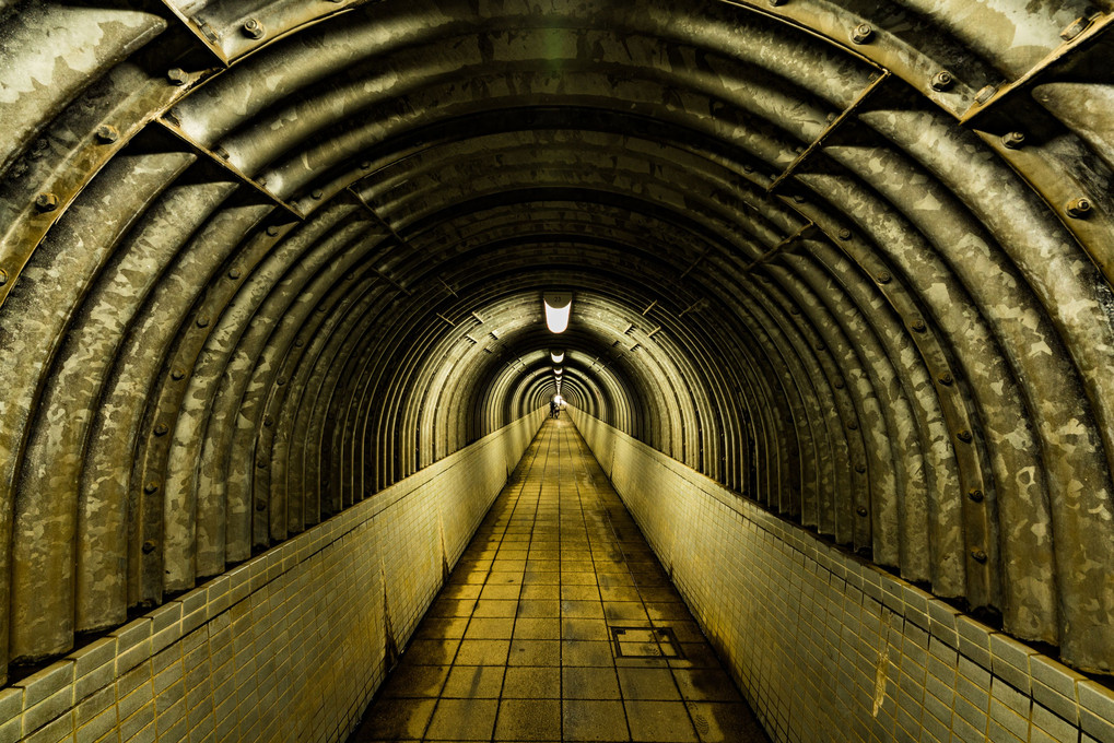 天井の低いトンネル