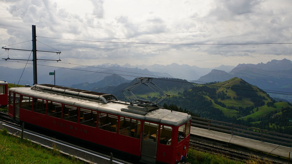 真っ赤な登山電車