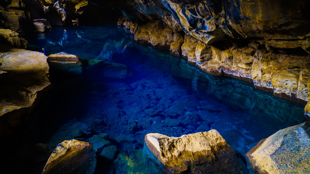Grjotagja Cave（アイスランド北部）