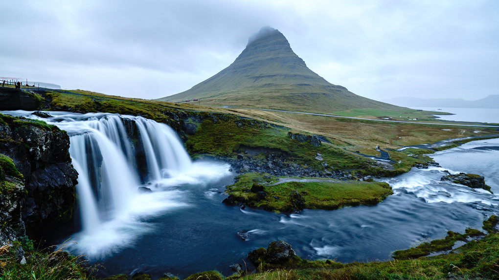 キルキュフェトル山と滝（スナイフェルスネース半島、アイスランド西部）