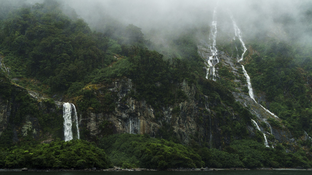 ミルフォード・サウンドの滝２（ニュージーランド）