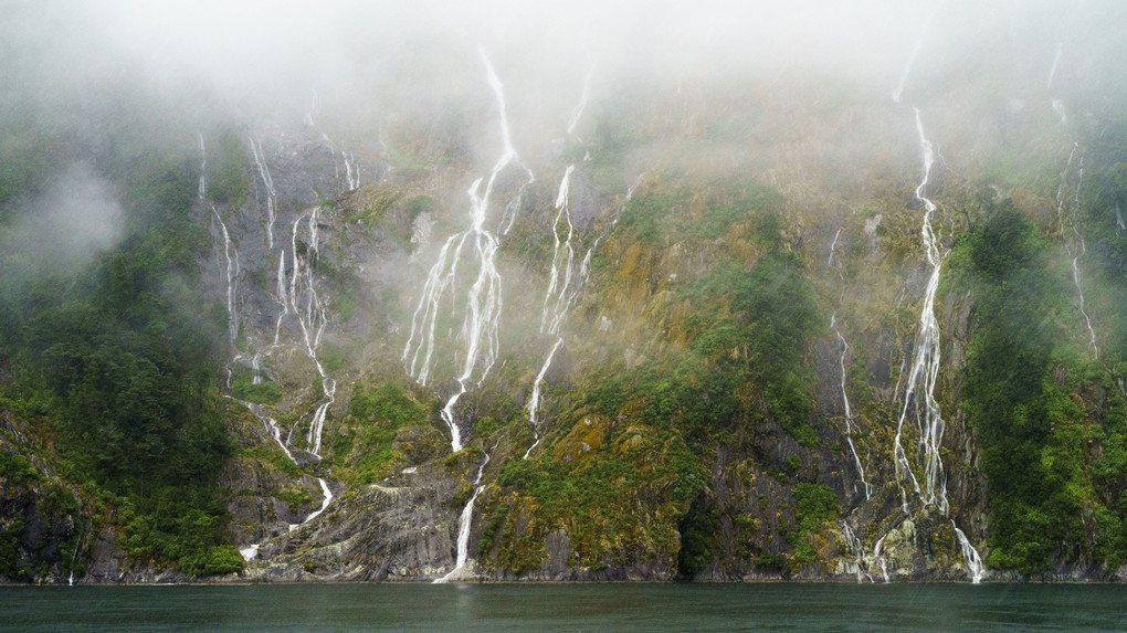 ミルフォード・サウンドの滝４（ニュージーランド）