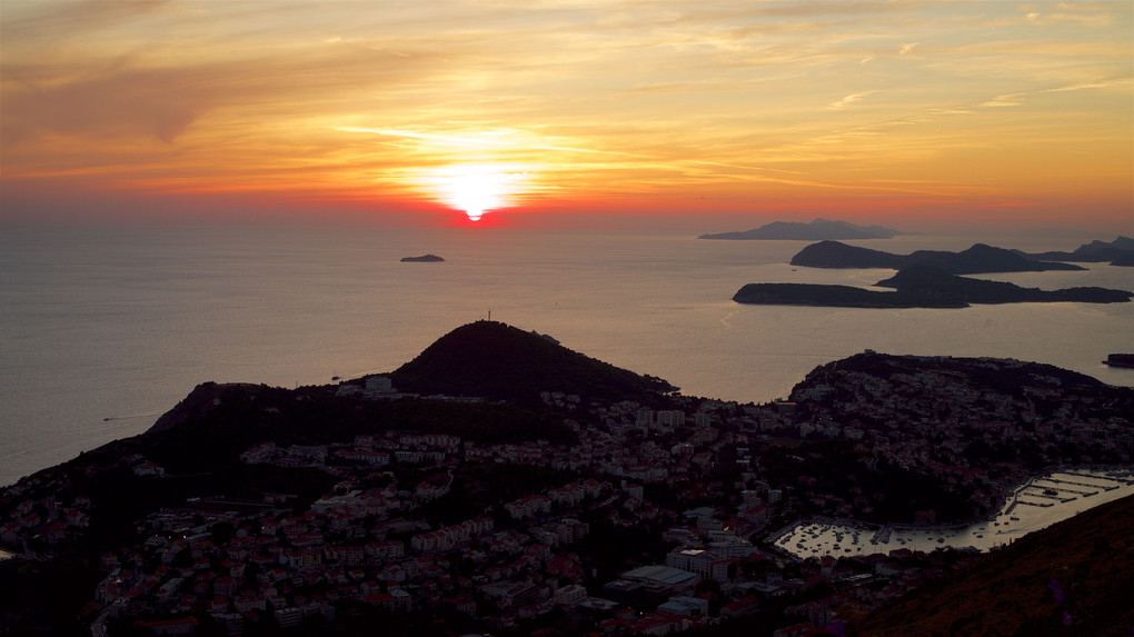 アドリア海に沈む夕日とドブロヴニク新市街（クロアチア）
