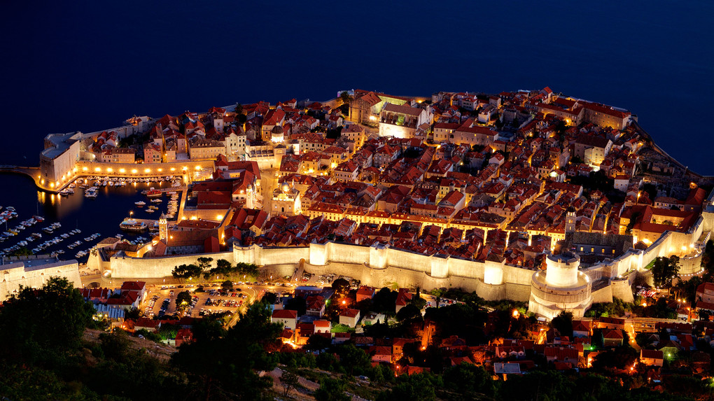 ドブロヴニク旧市街の夜景（クロアチア）