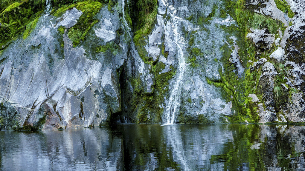 プレーリー湖の滝（ミルフォード・トラック、ニュージーランド）