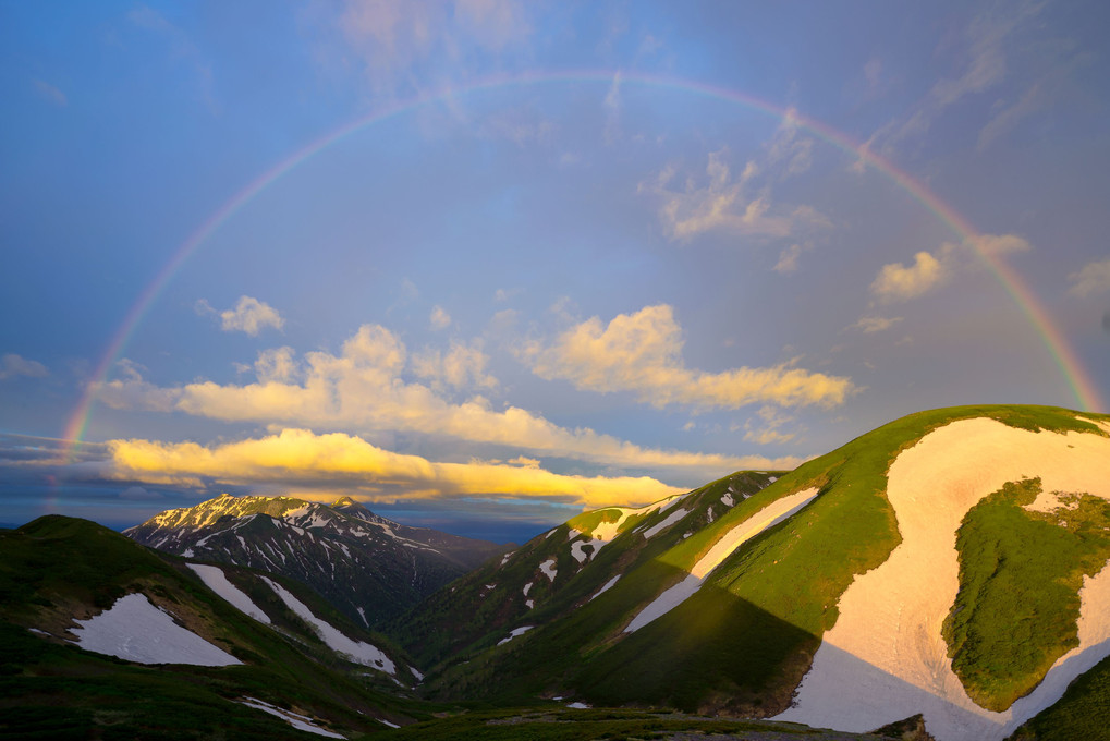 樅沢岳から見た飛騨山脈と虹