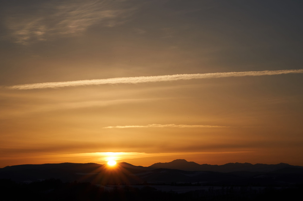 大雪へ沈む夕陽