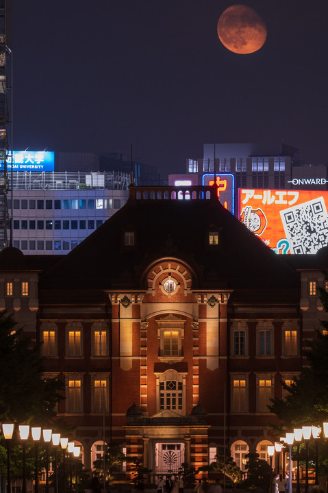 Moonrise@Tokyo Station