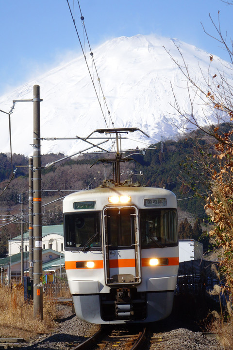 冠雪した富士山は美しい