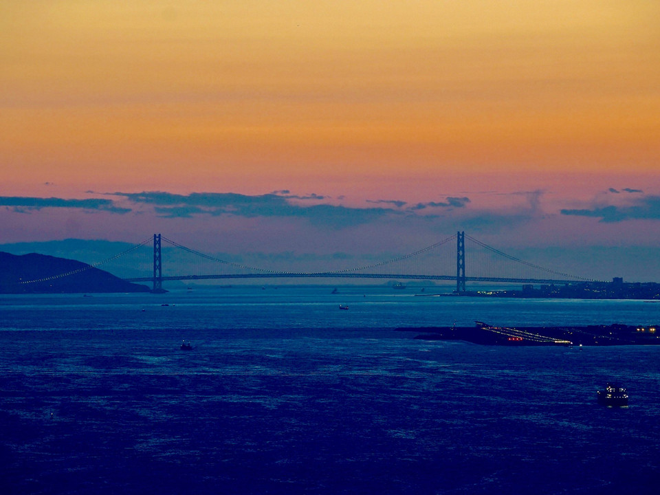 さきしまコスモタワーから見た明石海峡大橋