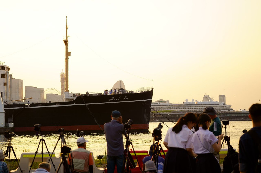 『横浜スパークリングトワイライト 2018』の花火を待つ