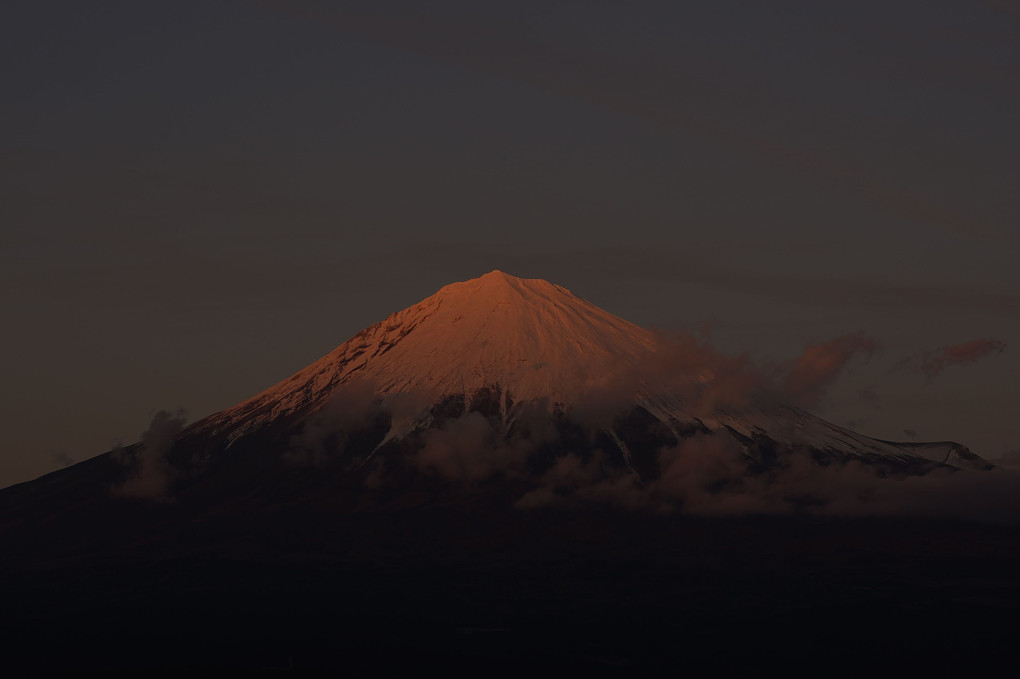昨日の雨で雪増量！の夕焼け富士山